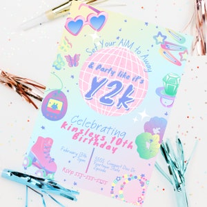 Puede incluir: Una invitación de cumpleaños de color pastel con una bola de discoteca rosa y el texto "Set Your AIM to Away & Party like it's Y2k" celebrando un décimo cumpleaños. La invitación presenta otros gráficos con temática de los años 90 y principios de los 2000, como patines, una mariposa y un Tamagotchi.