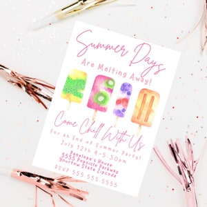 Puede incluir: Una tarjeta de invitaci&oacute;n blanca con texto rosa que dice "Summer Days Are Melting Away! Come Chill With Us" y presenta una ilustraci&oacute;n de acuarela de cuatro paletas de hielo con dise&ntilde;os de frutas. El texto tambi&eacute;n incluye detalles para una fiesta de fin de verano, incluyendo la fecha, la hora, la direcci&oacute;n y la informaci&oacute;n de RSVP.