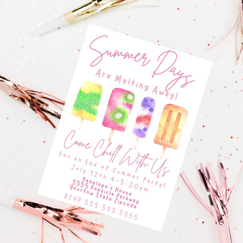 Puede incluir: Una tarjeta de invitaci&oacute;n blanca con texto rosa que dice "Summer Days Are Melting Away! Come Chill With Us" y presenta una ilustraci&oacute;n de acuarela de cuatro paletas de hielo con dise&ntilde;os de frutas. El texto tambi&eacute;n incluye detalles para una fiesta de fin de verano, incluyendo la fecha, la hora, la direcci&oacute;n y la informaci&oacute;n de RSVP.