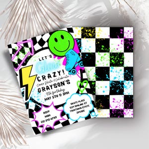 Puede incluir: Una invitación de fiesta con un fondo a cuadros blanco y negro y detalles de neón. La invitación presenta una carita sonriente verde, un patín azul y el texto "Let's Glow Crazy!". La invitación es para el 9º cumpleaños de Grayson.