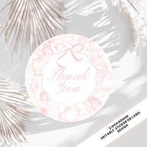 Puede incluir: Una pegatina o etiqueta redonda de 5 cm de diámetro, rosa y blanca, con un diseño floral y un lazo. El texto "Thank You" está escrito en cursiva rosa. Diseño de pegatina o etiqueta editable.
