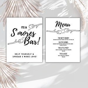 Puede incluir: Un cartel imprimible para una barra de s'mores con el texto "It's a S'mores Bar! Help yourself & spread s'more love!" y un dibujo de un malvavisco en un palo sobre un fuego. El cartel está al lado de un menú con diferentes opciones de s'mores, incluyendo "The Nutty Buddy", "Salted Caramel", "This Little Piggy" y "The Classic".