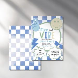 Puede incluir: Una invitación de cumpleaños con un fondo a cuadros azul y blanco. La invitación presenta el texto "Five Is A Vibe" con un signo de la paz, un rayo, gafas de sol y una carita sonriente. La invitación es para el 5º cumpleaños de Grayson.