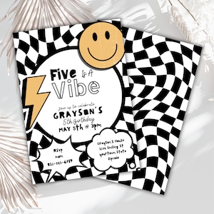 Puede incluir: Invitación a una fiesta de cumpleaños a cuadros en blanco y negro con una carita sonriente amarilla y el texto "Five Is A Vibe" y "Grayson's 5th Birthday May 5th @ 3pm".