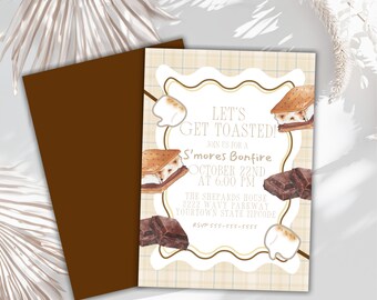 Puede incluir: Una tarjeta de invitación con un sobre marrón. La invitación presenta un fondo a cuadros con ilustraciones de s'mores, malvaviscos y chocolate. El texto dice "Let's Get Toasted!" y detalles para una fogata de S'mores.