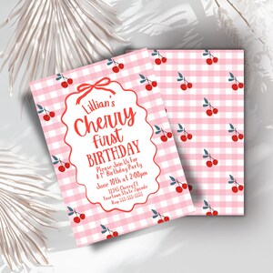 Könnte beinhalten: Rosa und weiß karierte Geburtstagseinladungen. Die Hauptkarte trägt den roten Text "Lillian's Cherry First Birthday" mit Party-Details. Die Rückseite zeigt ein sich wiederholendes Kirschmuster.