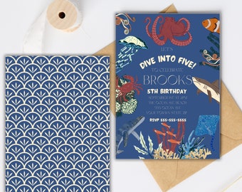 Op de afbeelding: Een blauwe en witte uitnodiging met een zeethema. De uitnodiging luidt "Let's Dive Into Five! To Celebrate Brooks 5th Birthday" met een datum, tijd en locatie. De uitnodiging toont verschillende zeedieren, waaronder een octopus, een haai, een krab, een kwal en een rog.