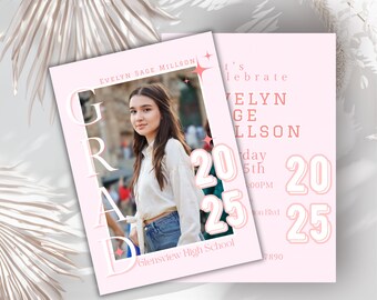 Op de afbeelding: Een roze afstudeerkaart met een foto van een jonge vrouw in een wit shirt en blauwe jeans. De kaart vermeldt "It's time to celebrate EVELYN SAGE MILLSON" en "GRAD 2025" op een roze en witte achtergrond.