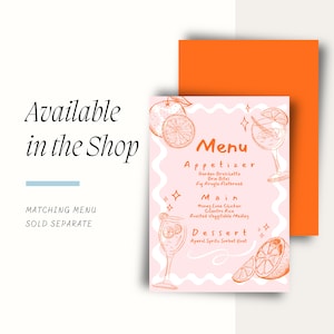 Peut inclure: Une carte de menu rose avec des illustrations oranges d'agrumes et de cocktails. Le menu comprend des entr&eacute;es, des plats principaux et des desserts. Le texte "Available in the Shop" est affich&eacute;, ainsi que "Matching Menu Sold Separate."