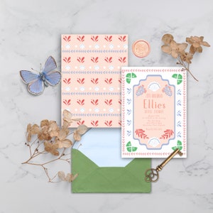 Puede incluir: Una invitación con estampado rosa y blanco con un borde verde y el texto "Life's Sweetest Moments Ellie's Bridal Shower" en un recuadro blanco. La invitación también incluye una fecha, hora y lugar.