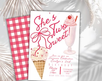 Può includere: Invito di compleanno rosa e bianco con un cono gelato rosa e bianco e un milkshake rosa con una ciliegia in cima. Il testo recita "She's Two Sweet!" e include i dettagli per una festa a tema gelato.
