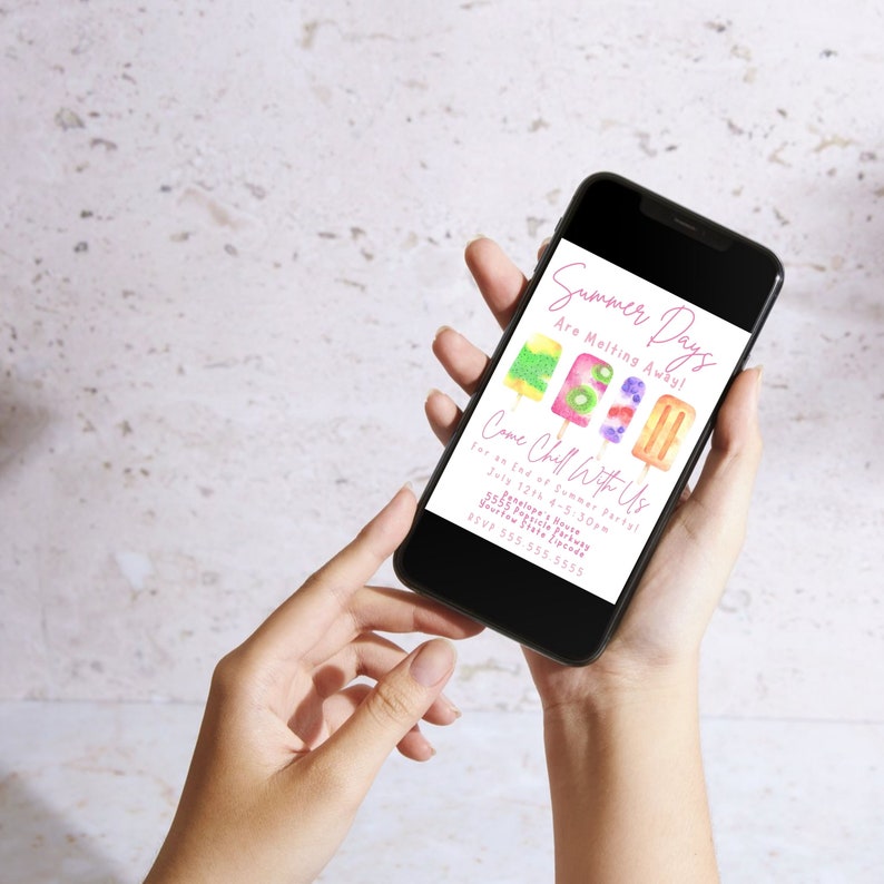 Puede incluir: Una invitaci&oacute;n digital para una fiesta de verano con un dise&ntilde;o de acuarela rosa y blanco con paletas de hielo. El texto dice "Summer Days Are Melting Away! Come Chill With Us For an End of Summer Party July 12th 4-5:30pm 5555 Popsicle Place Yourtown State Zipcode RSVP 555.555.5555"