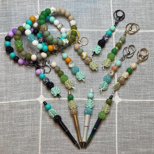 Bolígrafos, llaveros y pulseras de silicona con cuentas de la colección Monstera con juegos de llaveros