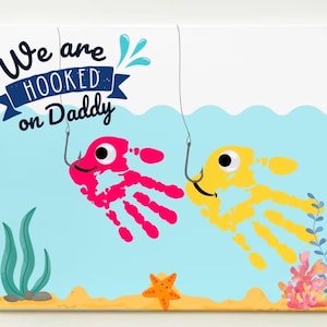 Vatertags-Fisch-Handabdrücke, Wir sind süchtig nach Papa-Andenken, Vatertagsdruck, Vatertagsgeschenk vom Kleinkind-Vorschulkind, DIY-Karte