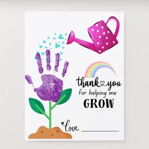 Könnte beinhalten: Weiße Karte mit einem lila Handabdruck, der eine Blume bildet, die von einer rosa Gießkanne bewässert wird. Der Text lautet "thank you for helping me GROW" mit einem Regenbogen und Herzen.