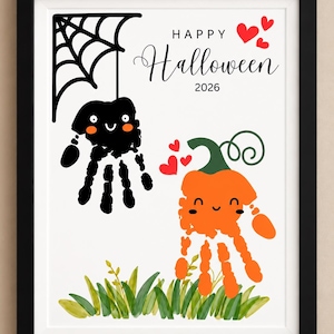 Op de afbeelding: Een ingelijste print met een zwarte handafdruk-spin hangend aan een web en een oranje handafdruk-pompoen in groen gras. De tekst luidt HAPPY Halloween 2026, vergezeld door kleine rode hartjes op een witte achtergrond in een zwarte lijst.