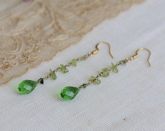 Grüne Stein, Glas, & Messing Ohrringe