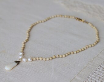 Beige oder Roter Stein Halskette mit Vintage Charm