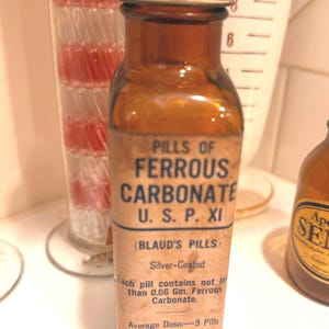 Antique Ferrous Carbonate “Blaud’s Pills” Medicine Bottle with Lid. Will Be Sent Empty.