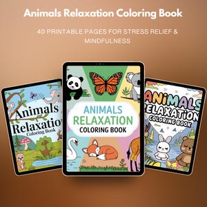 Peut inclure: Trois tablettes numériques affichant la couverture d'un "Cahier de coloriage de relaxation pour animaux". L'illustration de la couverture présente un panda, un papillon et un koala. Le texte indique "Animals Relaxation Coloring Book".