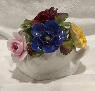 LOVELY * CROWN ROYAL * BONE CHINA FLOWER BOUQUET / FLORAL Footed POT ~  ENGLAND