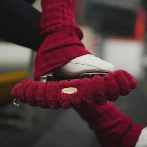 Burgundy Fluffy Ice Skate Soakers: knusse meshoezen (bladen 8-11")