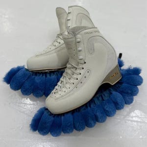 Schaatsers met pluizige vacht: meshoezen met karabijnhaak