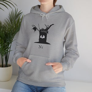 Op de afbeelding: Grijs hoodie met een zwart-witte afbeelding van een ridderhelm met geweien en het woord "Ni" eronder.