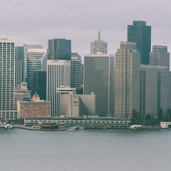 Impression artistique de la ligne d'horizon de San Francisco avec le Ferry Building centré, 35 mm