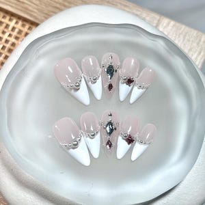 Appuyez sur les pointes de perles/ongles stiletto/trucs français blancs/perles/strass/ongles élégants peints à la main/ongles chics de l&#39;an 2000/art pour les ongles en gel