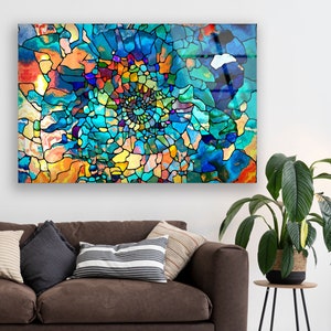 Op de afbeelding: Abstracte kunstprint met een kleurrijk glas-in-loodontwerp in blauwe, groene, oranje en gele tinten.