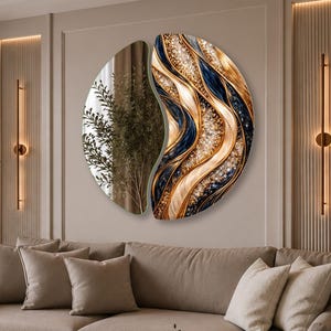Op de afbeelding: Een tweedelig wandkunstwerk in de vorm van een gespleten cirkel. De linkerkant is een reflecterend spiegeloppervlak. De rechterkant heeft een gestructureerd, abstract ontwerp met vloeiende, golvende lijnen in metallic goud, marineblauw en kristallen.