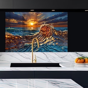 Op de afbeelding: Een gouden kraan voor een keukenachterwand met een kleurrijke zonsondergang boven een grote oceaan golf.