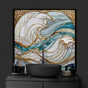 Può includere: Un'opera d'arte incorniciata raffigurante onde oceaniche stilizzate nei toni del bianco, blu e oro. L'opera è montata sopra un lavabo e un mobile da bagno neri, creando una scena da bagno serena. La cornice ha un design dorato ornato.