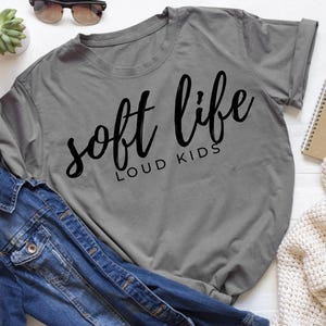 Soft Life Loud kindershirt, Mom Life T-shirt, grappige moeder T-shirt, moederschap shirt, herkenbaar moedershirt, minimalistisch esthetisch T-shirt, cadeau voor moeders