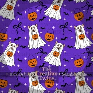 Puede incluir: Un patrón repetitivo con fantasmas de dibujos animados, cubos de calabaza, murciélagos y lazos sobre un fondo morado. Los fantasmas son blancos con caras de perro y llevan cubos de calabaza naranja. El texto "The Creative Twins" es visible.