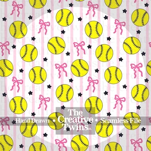 Puede incluir: Patrón sin costuras con pelotas de softbol amarillas, lazos rosas y estrellas azul oscuro sobre un fondo blanco con rayas verticales rosas. El texto "The Creative Twins" es visible.