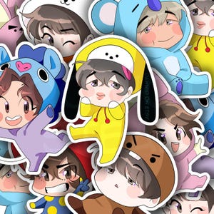 Puede incluir: Una colección de pegatinas de dibujos animados coloridos con varios personajes con disfraces de animales. Las pegatinas muestran una variedad de atuendos, incluyendo un cachorro amarillo, un koala azul y un oso marrón. El texto "DAWNIIO ON ETSY" es visible.