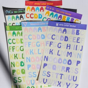 Hoja de calcomanías con letras de grupos de chicos de Kpop: calcomanías del alfabeto inspiradas en BTS SEVENTEEN y NCT: artículos para fanáticos de Hallyu: fuentes y colores variados