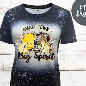 Small Town Big Spirit Oro Amarillo PNG Orgullo Escolar PNG Juego de Fútbol Diseño de Sublimación Pep Rally Digital