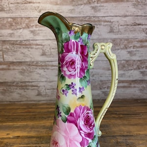 Vaso de porcelana vintage antigo pintado à mão de 10,75&quot; com rosas verdes, amarelas e rosas