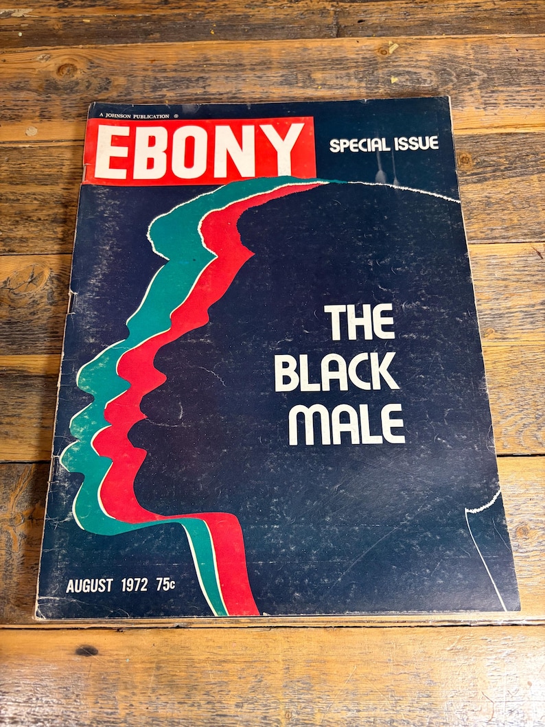 K&ouml;nnte beinhalten: Titelseite des Ebony-Magazins vom August 1972. Das Cover zeigt das Wort "EBONY" in Rot und Wei&szlig;, dar&uuml;ber "SPECIAL ISSUE". Der Titel "THE BLACK MALE" ist wei&szlig;, mit einer Grafik in Rot und Gr&uuml;n.