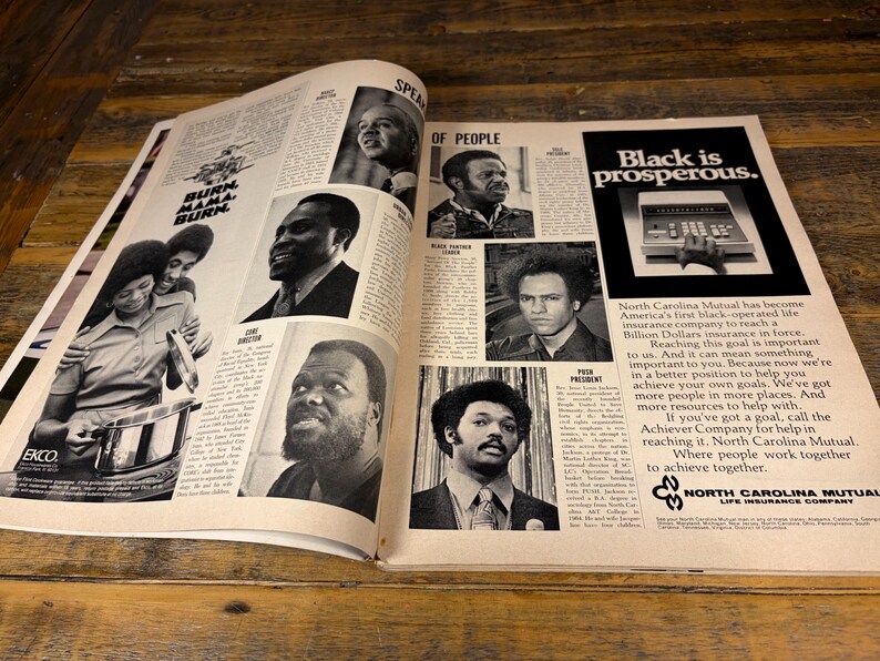 K&ouml;nnte beinhalten: Eine Doppelseite einer Zeitschrift mit Schwarz-Wei&szlig;-Bildern und Text. Der Text enth&auml;lt "BURN MAMA BURN" und "Black is prosperous." Das Magazin zeigt auch Portr&auml;ts mehrerer Schwarzer und eine Werbung f&uuml;r North Carolina Mutual.