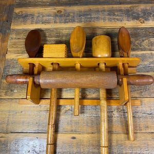 Portautensili da cucina in legno da appendere in stile primitivo vintage con 3 cucchiai di legno, mattarello, batticarne e mazzuolo