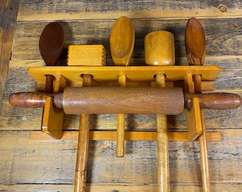 Vintage Primitiver Holz Küchenutensilienhalter mit Holzlöffel & Nudelholz