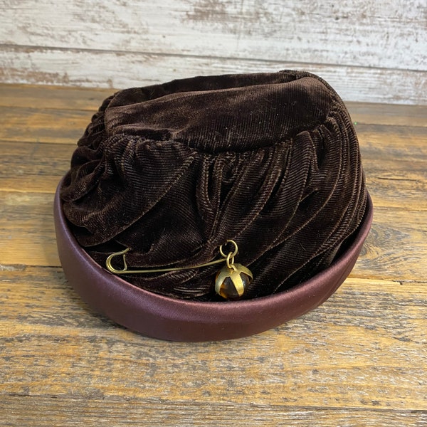 Sombrero estilo pastillero fruncido de terciopelo marrón estilo eduardiano vintage de los años 50 para mujer con broche de mármol de color ámbar