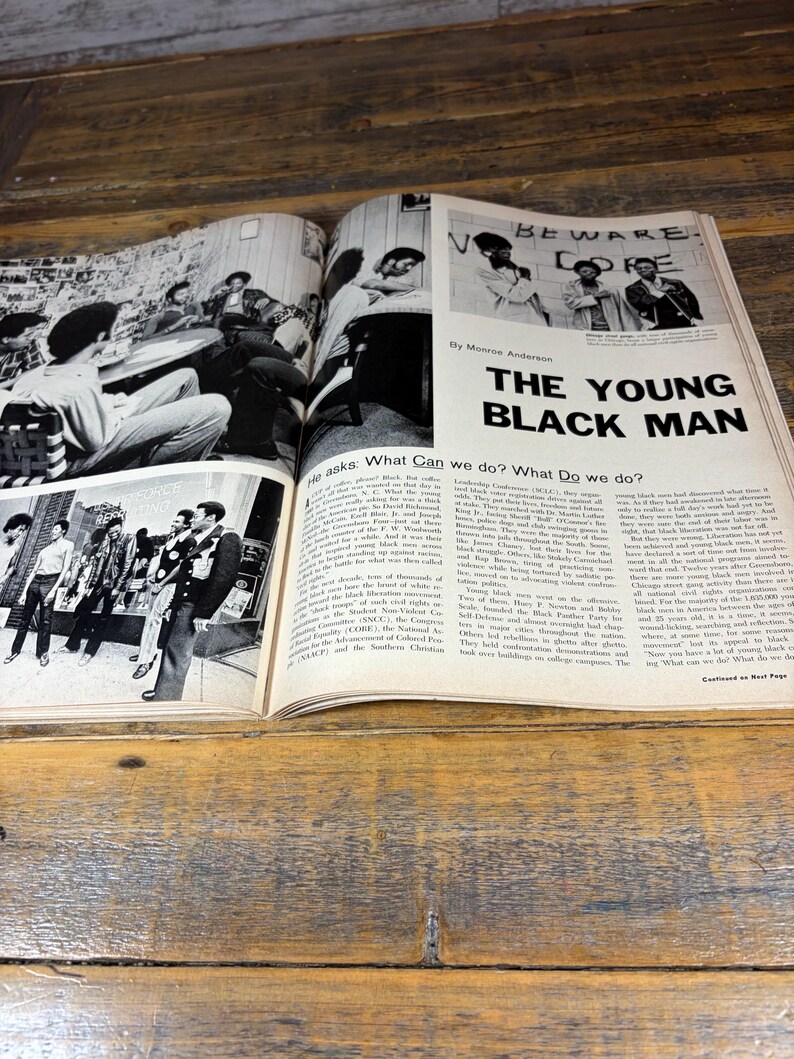 K&ouml;nnte beinhalten: Offene Magazinseiten mit Schwarz-Wei&szlig;-Fotografien und Text. Die &Uuml;berschrift lautet "THE YOUNG BLACK MAN". Bilder zeigen Menschen in verschiedenen Umgebungen, mit Text, der soziale Fragen diskutiert.