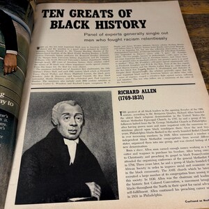 K&ouml;nnte beinhalten: Eine Magazinseite mit der &Uuml;berschrift "TEN GREATS OF BLACK HISTORY". Sie zeigt ein Portr&auml;t von Richard Allen (1769-1831) und einen Text, der sein Leben und seine Leistungen beschreibt, einschlie&szlig;lich seiner Rolle in der AME-Kirche.
