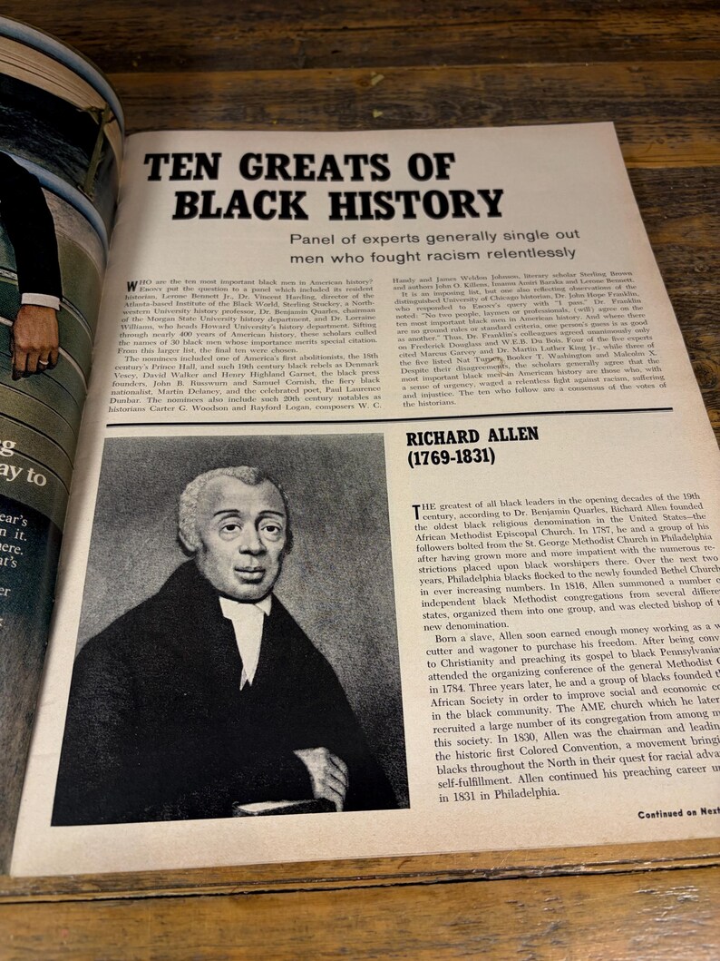 K&ouml;nnte beinhalten: Eine Magazinseite mit der &Uuml;berschrift "TEN GREATS OF BLACK HISTORY". Sie zeigt ein Portr&auml;t von Richard Allen (1769-1831) und einen Text, der sein Leben und seine Leistungen beschreibt, einschlie&szlig;lich seiner Rolle in der AME-Kirche.