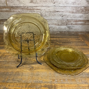 Set of 5 Vintage Yellow Depression Glass Plates - Different Sizes - 9&quot; (2), 7.5&quot; (2) , 6&quot; - Madrid Pattern/Topaz Yellow 1930s Federal Glass